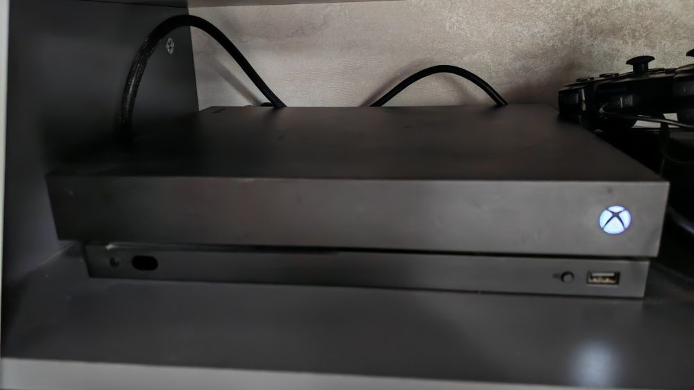 Vând XBOX One X de 1T