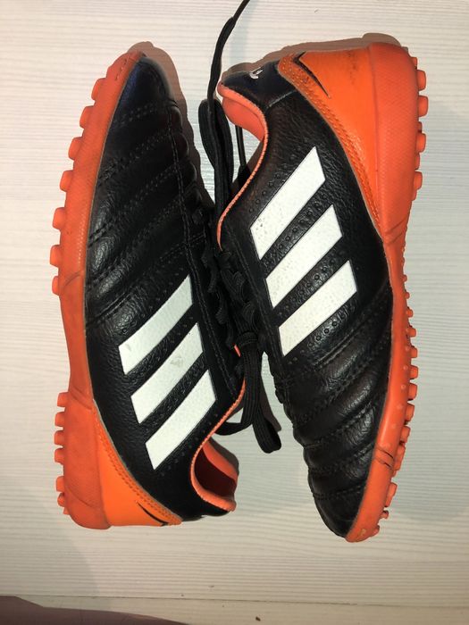 Футбольные кроссовки (бутсы)