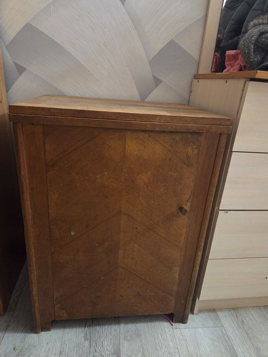 Продам швейную машинку.