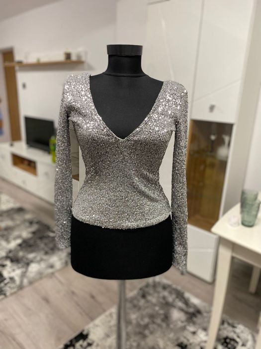 Bluziță elegantă cu paiete argintii – mărimea S 

Adaugă un strop d