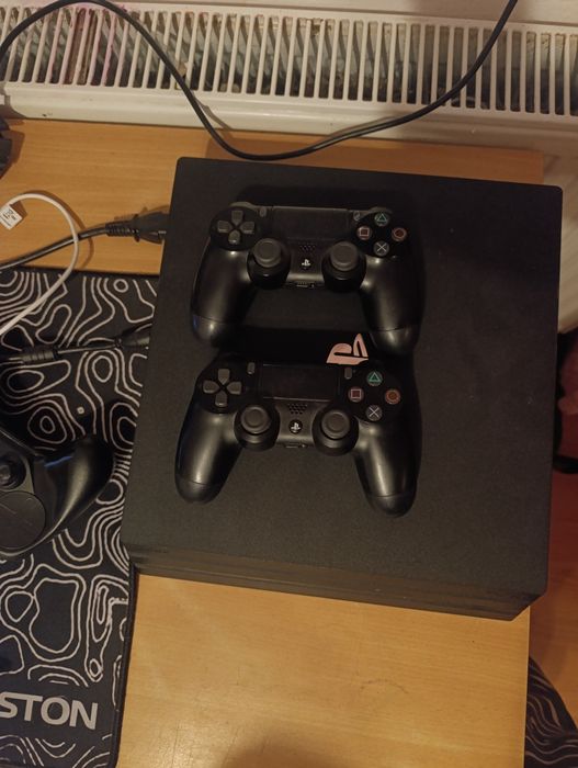 Ps4 pro cu doua manete și două jocuri originale