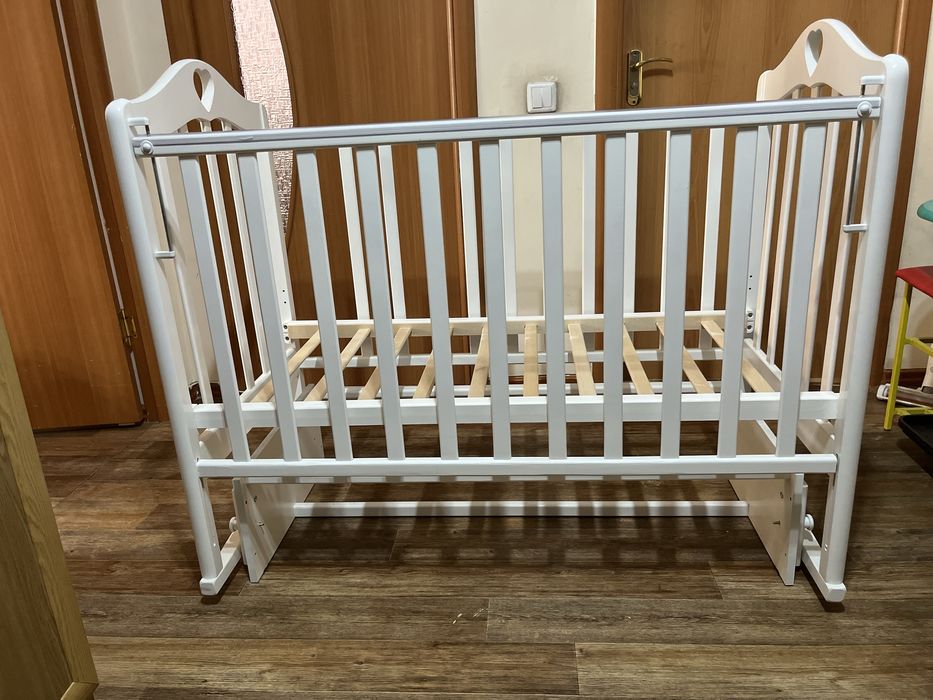 Кроватка с маятником