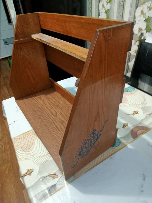 Полка для книг ,статуэток.