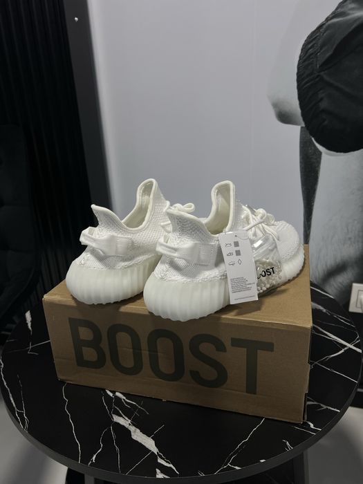 Vând Adidas Yeezy Boost 350V2 -Triple White