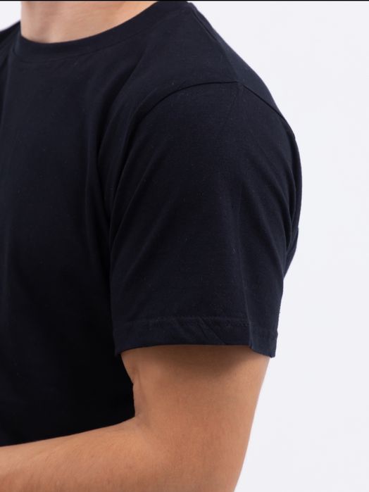 Футболка мужская базовая, Черный с емблемой Атаки титанов