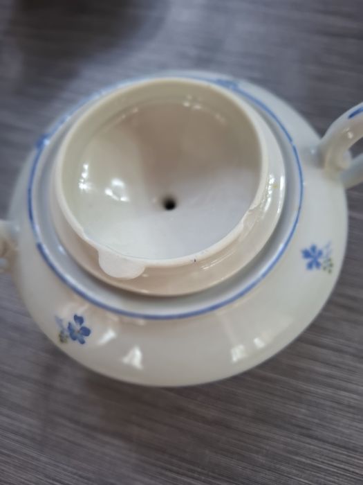 Захарница ,латиера и чайник от порцелан на Изида