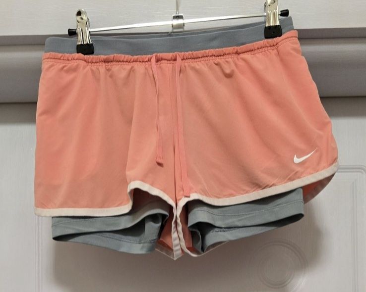 Дамски оригинални къси панталонки със клинче.  Nike DRI FIT