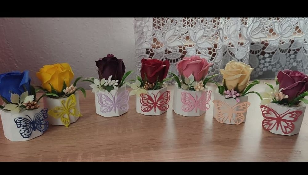 Кашпа с една роза 3.30 лв