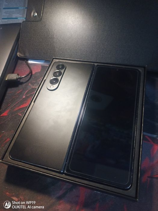 Samsung Galaxy Z Fold 4 512GB / 12GB RAM (jett black) + Много аксесоари
