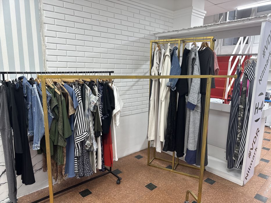 Рейлы , столы , пуфы , маникены, ресепшен для обувьи