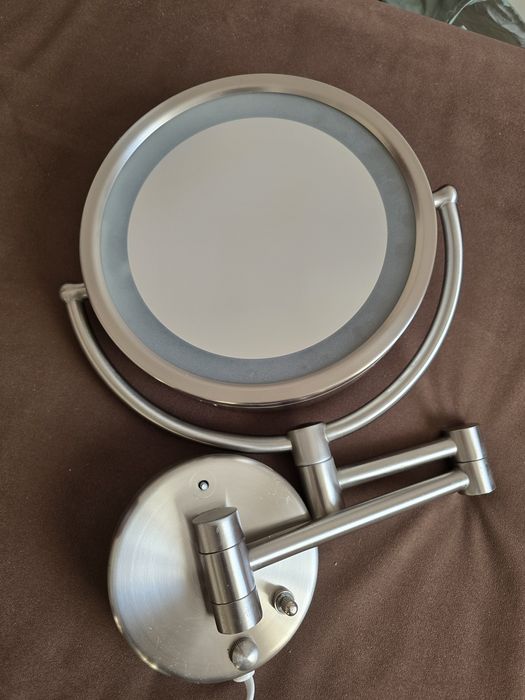 Oglinda pentru make-up cu prindere pe perete.