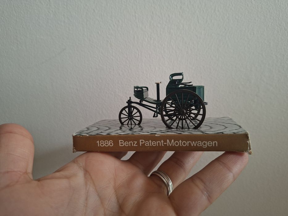 Два модела на коли Mercedes