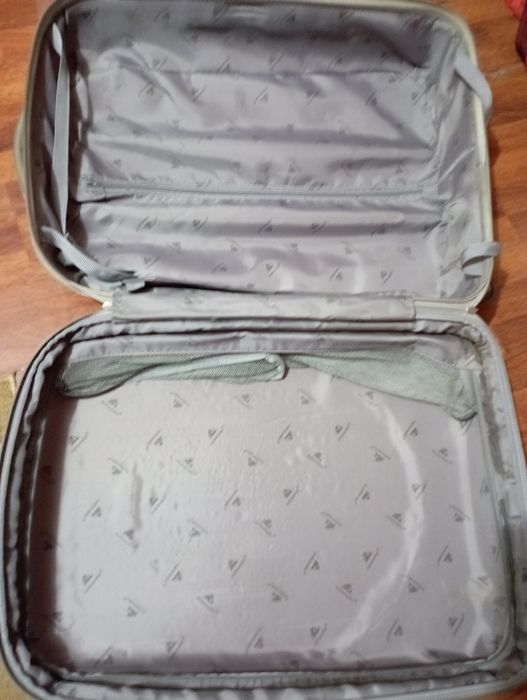 Чемодан Амбассадор L в хорошем состоянии