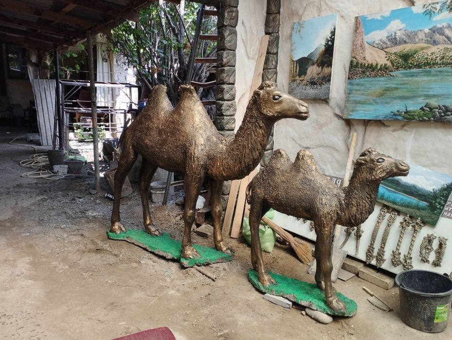 Скульптура из бетона верблюдица с верблюжонок в наличии