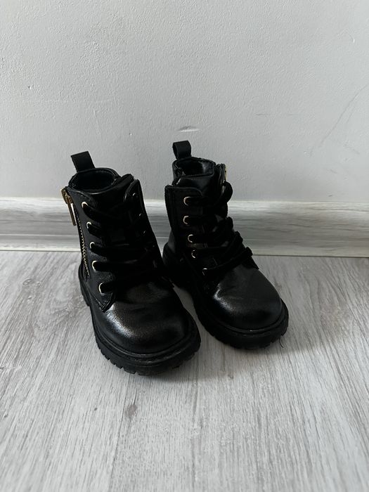 Детски обувки на марките Adidas, Nike и Igor.