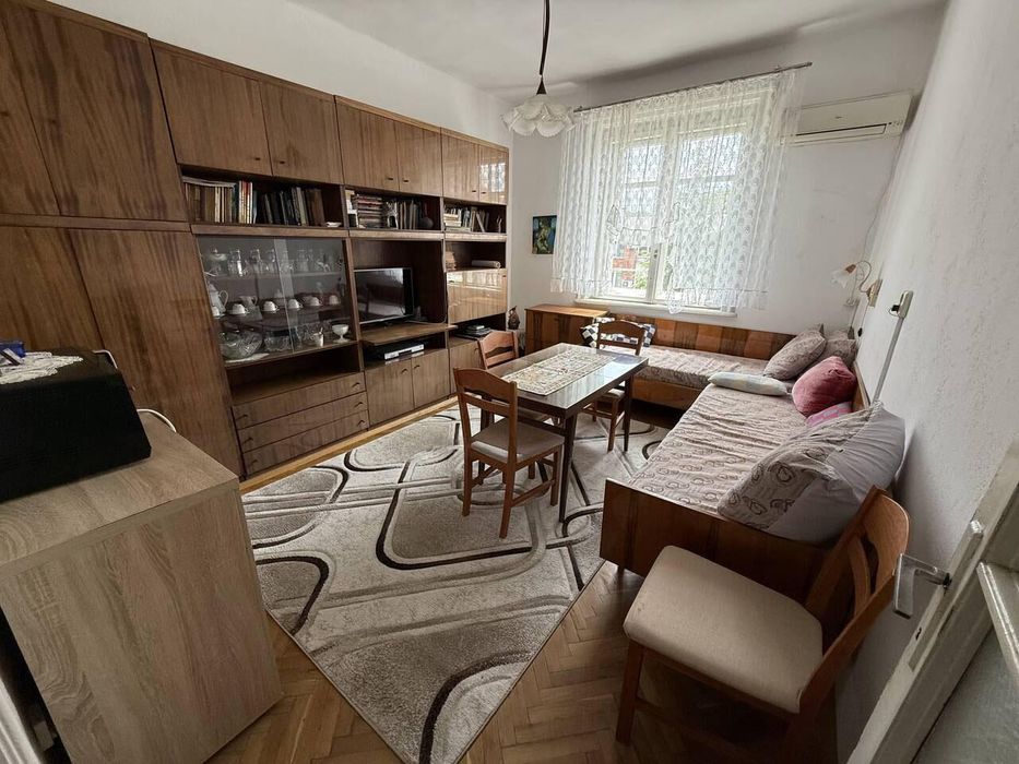 Тристаен, под наем, Център