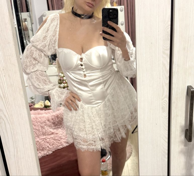 Бяла дантелвна рокля