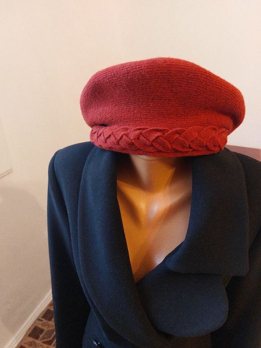 Bereta chic  grena din lana, cu margine impletita, din 2 straturi