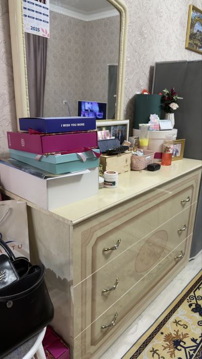 Продам комод с зеркалом