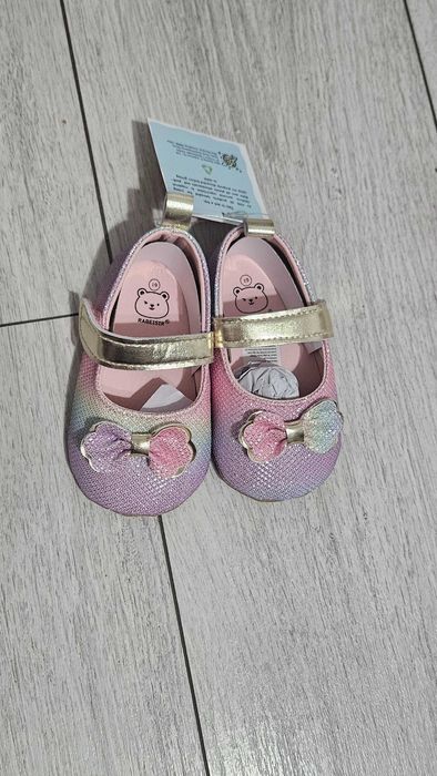 Pantofi noi violet 13-18 luni.