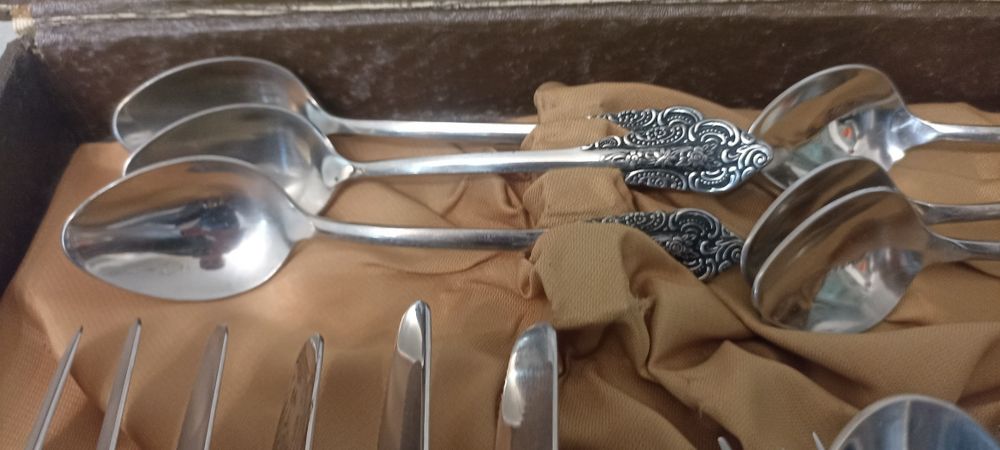 Продаёт набор ложек и вилок