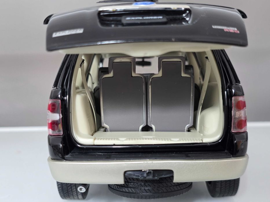 Macheta Auto 1/18 Welly Ford Explorer 2006