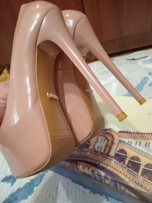 Туфли на высоких каблуках