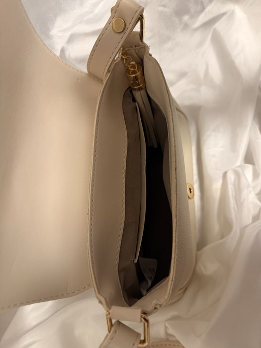 Бежова дамска чанта