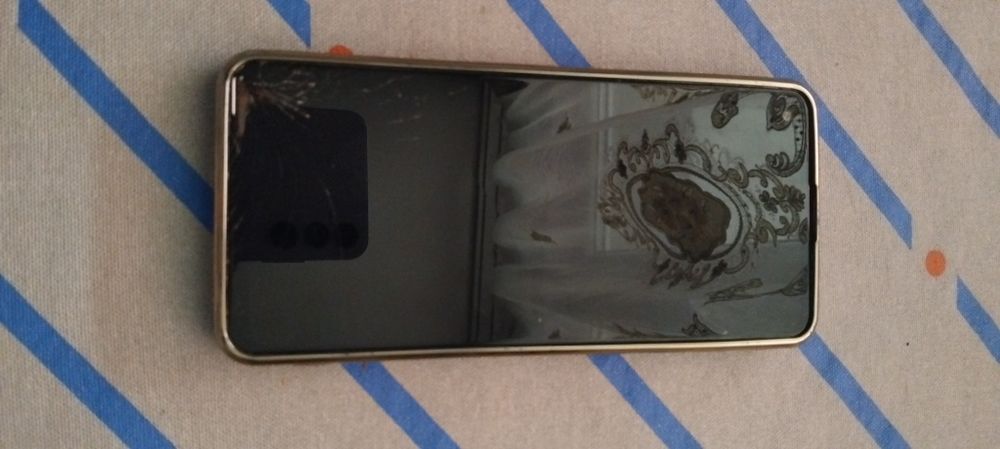 Samsung A21s , fisurat dar funcționează