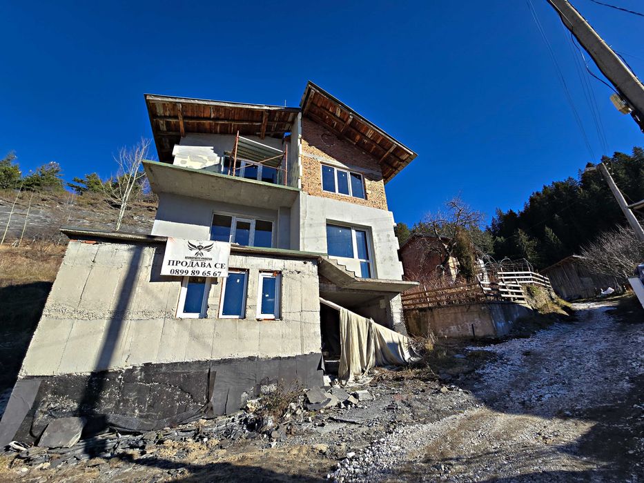 Триетажна къща с гараж и изолация 210РЗП с 564кв двор село Момчиловци