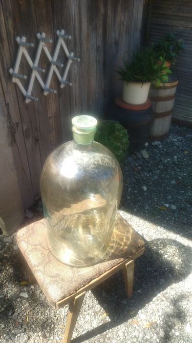 Стъклени дамаджами за вино и ракия.