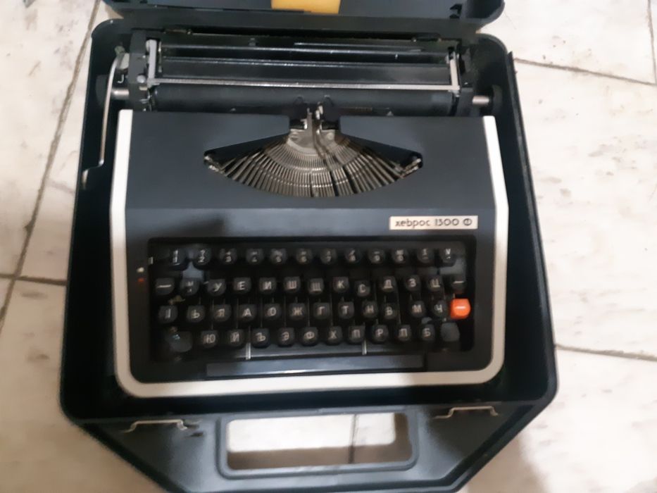 Продавам пишеща машина Хеброс 1300 F,