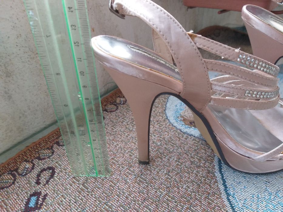 Обувки на ток сатен