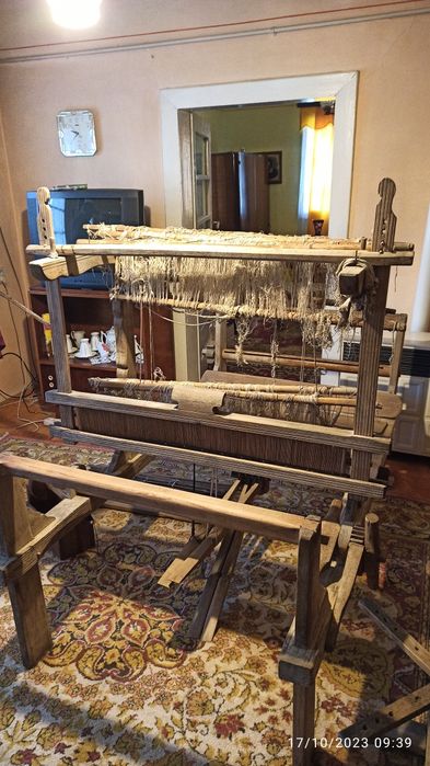 Vând război de țesut vechi