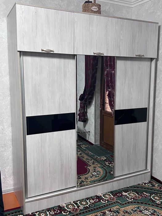 Kiyim shkaf xolati a’lo darajada narxi kelishiladi