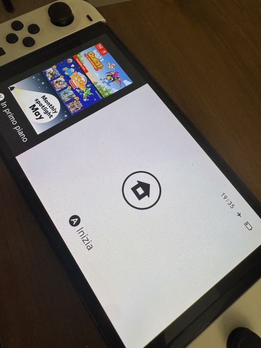 Продам Nintendo Switch OLED White в отличном состоянии.