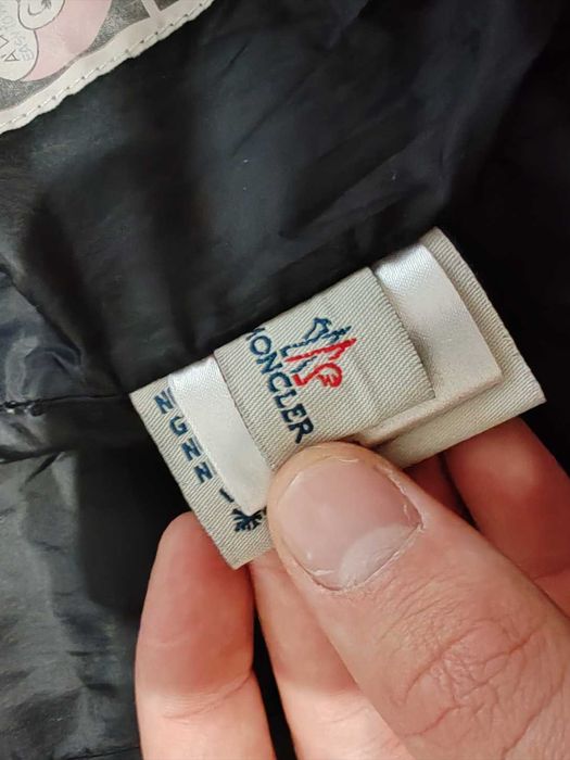Geacă matlasată neagră Moncler cu glugă detașabilă, mărimea 3