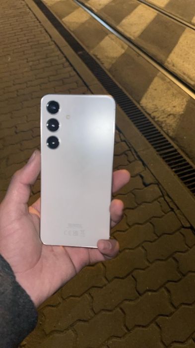 Vand samsung s24 normal cu 128 fara nicio problema sau zgaarietura