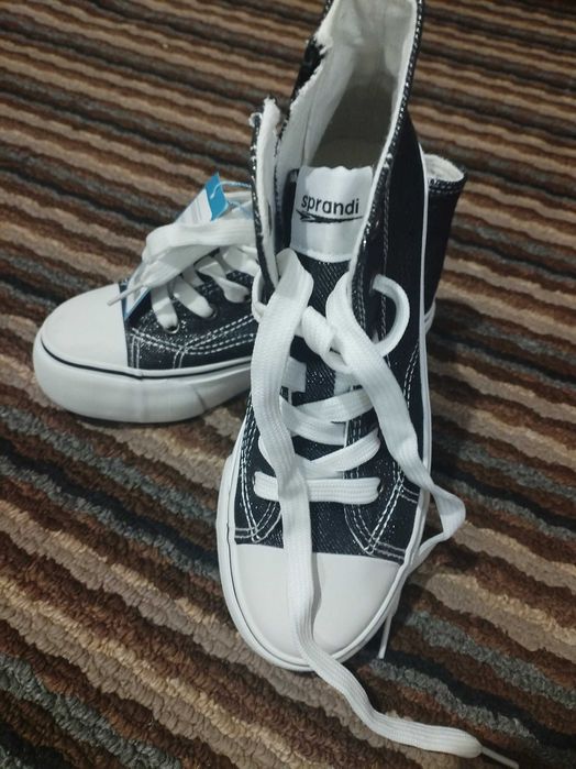 Papuci noi cu etichetă mărimea 35