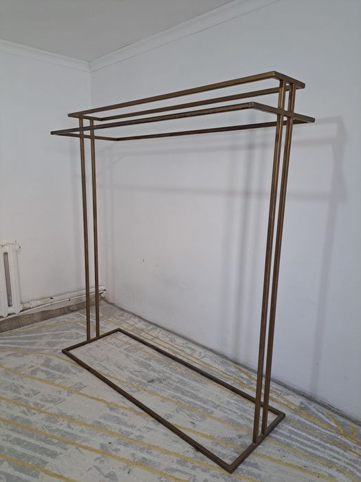 Вешалка. Для одежды. Состояние идеальное.