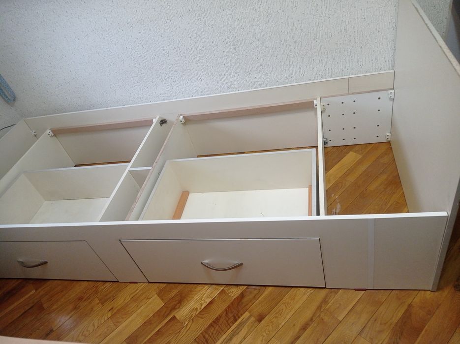 Срочно продаётся кровать и письменный стол.