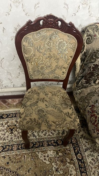 Стол со стульями