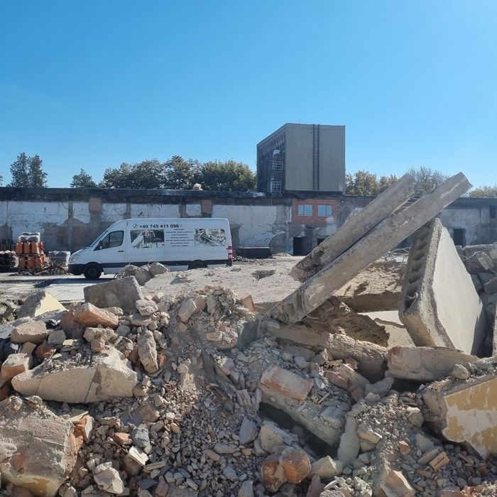 Demolat mecanizat taiat beton cu fir sau disc spart piconat profesiona