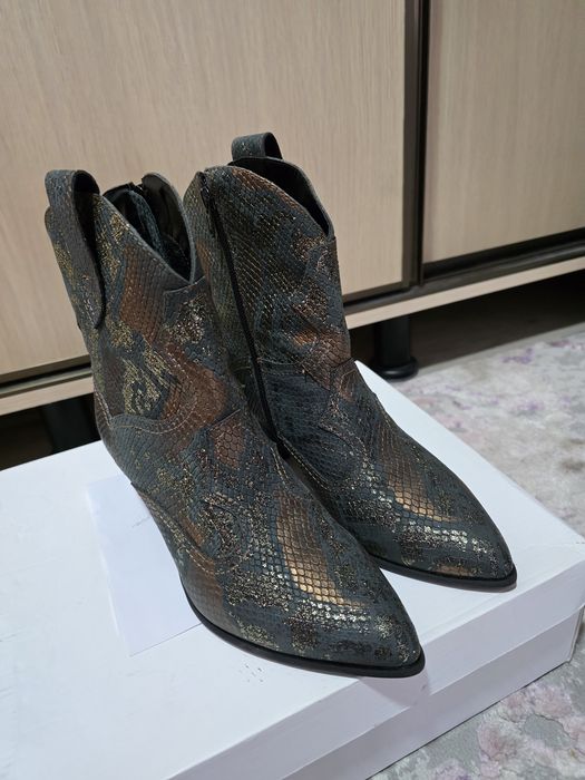 Botine realizate din piele naturală texturizata cu imprimeu de șarpe multicolor și reflexii metalice,nuanțe de bronz, arămiu și gri-verzui închis