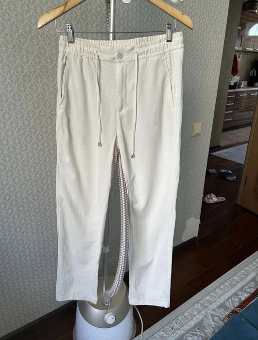 Брюки бежевые.