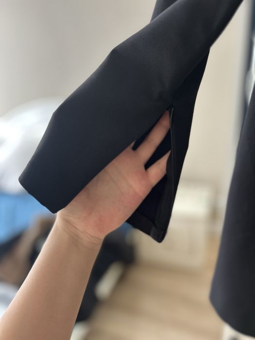 Короткое черное платье