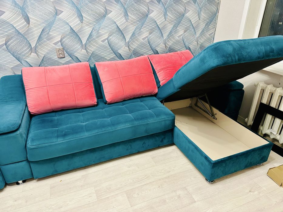 Диван красивый большой