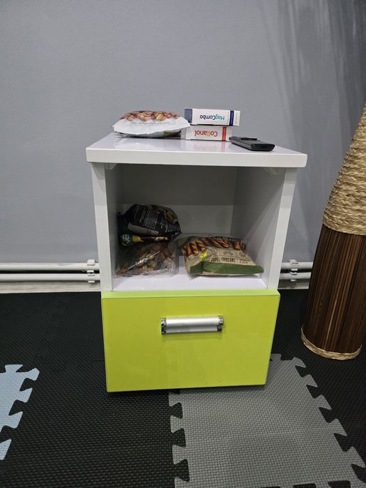 Pat de o persoană, plus dulap, stare foarte bună