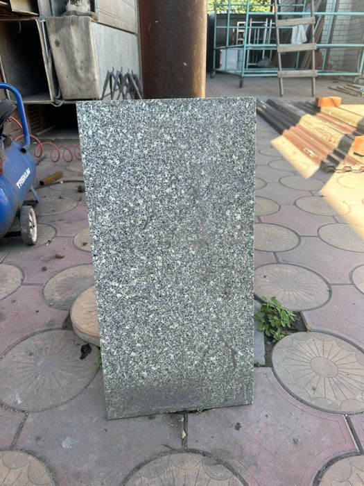 Гранит 30.на60 серого цвета