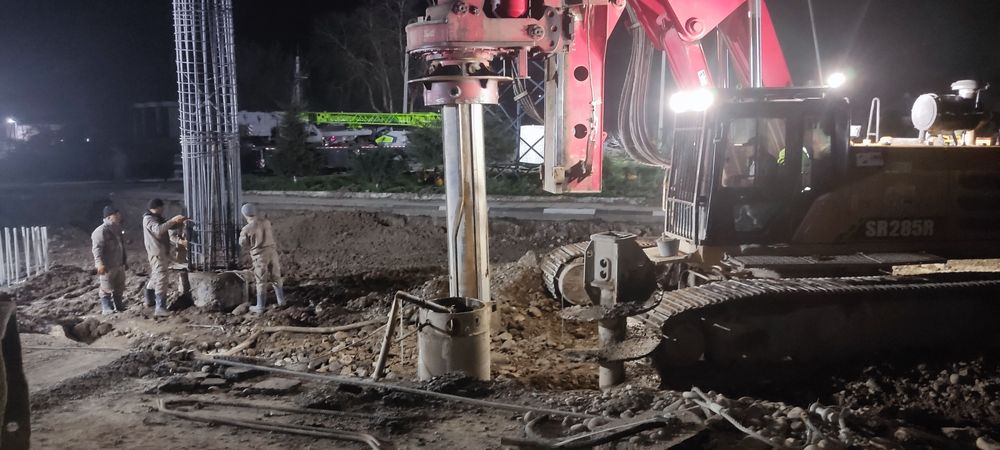 Бурение скважин для свай и работы заливки и армирования свай
